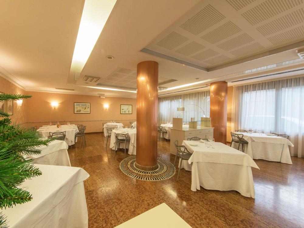 Ristorante Hotel Lucia - 100 Mt Dal Mare Giulianova Extérieur photo