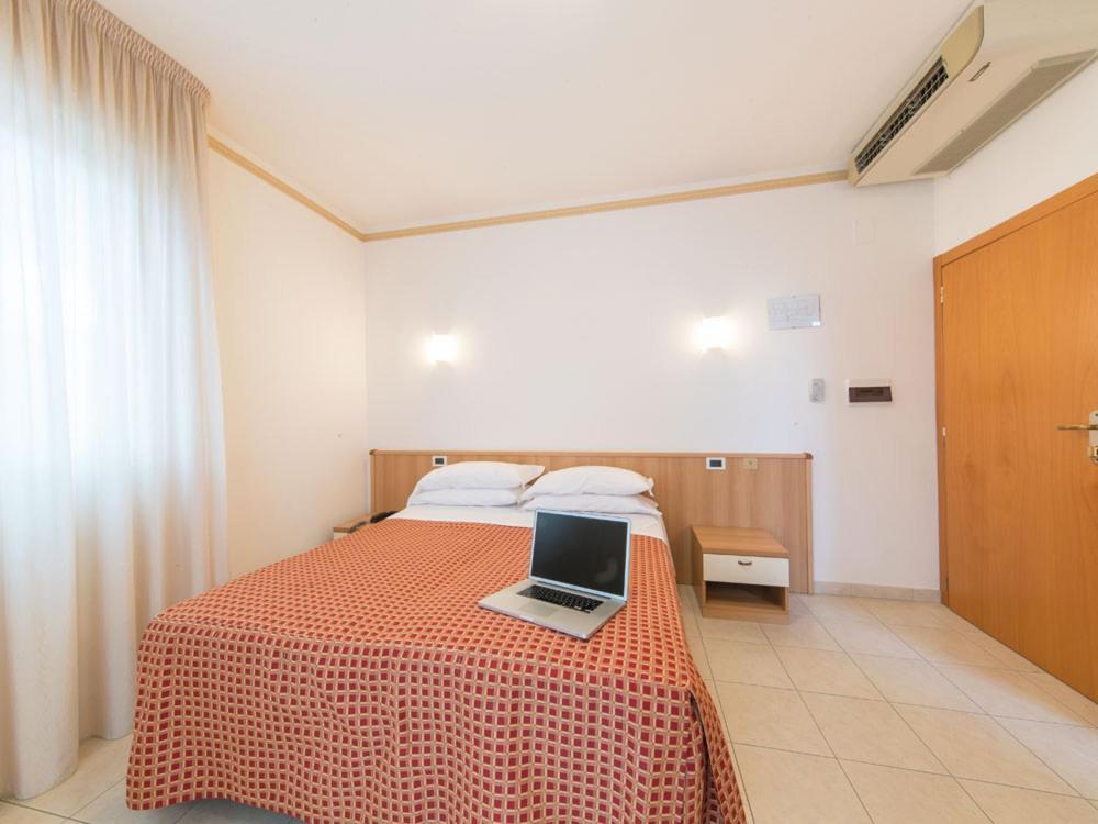 Ristorante Hotel Lucia - 100 Mt Dal Mare Giulianova Extérieur photo