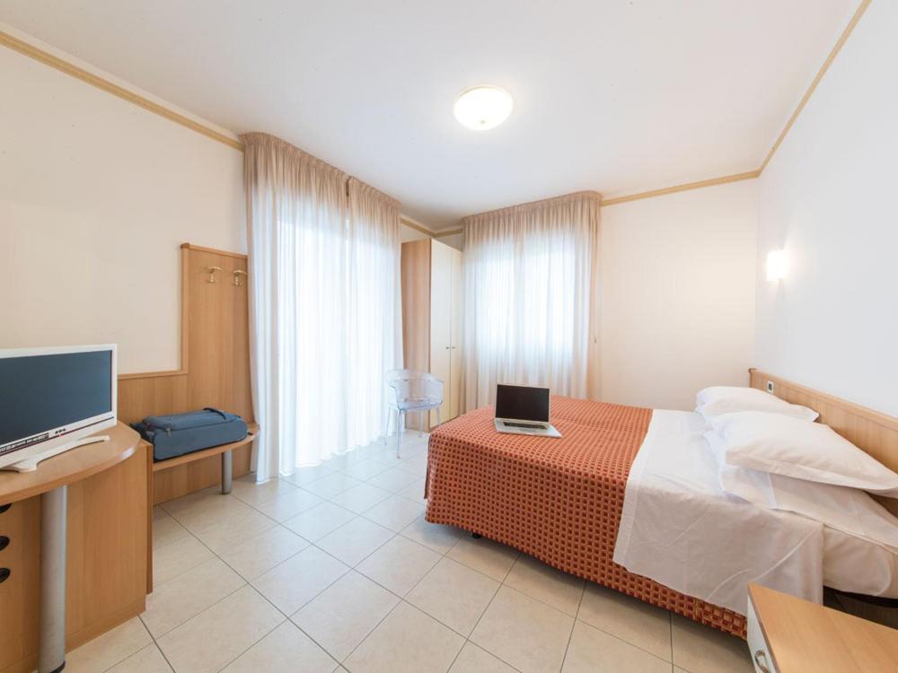 Ristorante Hotel Lucia - 100 Mt Dal Mare Giulianova Extérieur photo