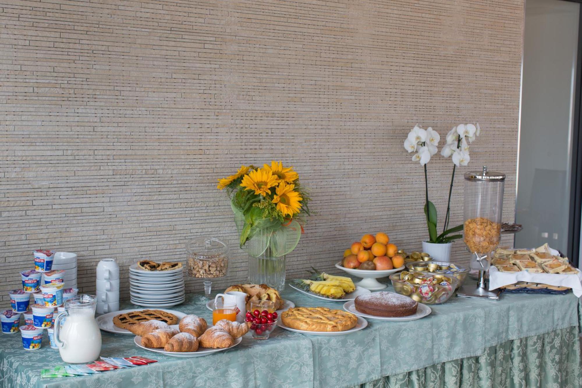 Ristorante Hotel Lucia - 100 Mt Dal Mare Giulianova Extérieur photo