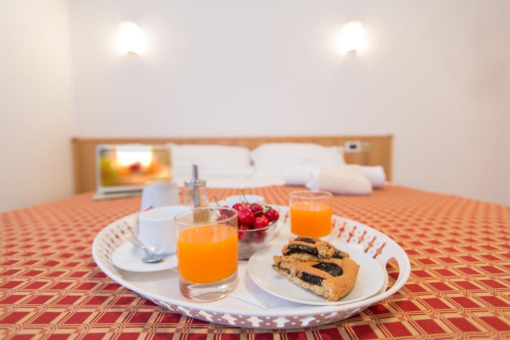 Ristorante Hotel Lucia - 100 Mt Dal Mare Giulianova Chambre photo